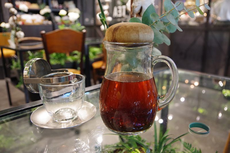 表参道greenhouseで提供される冬の紅茶、ガラスのティーポットと木製フタ