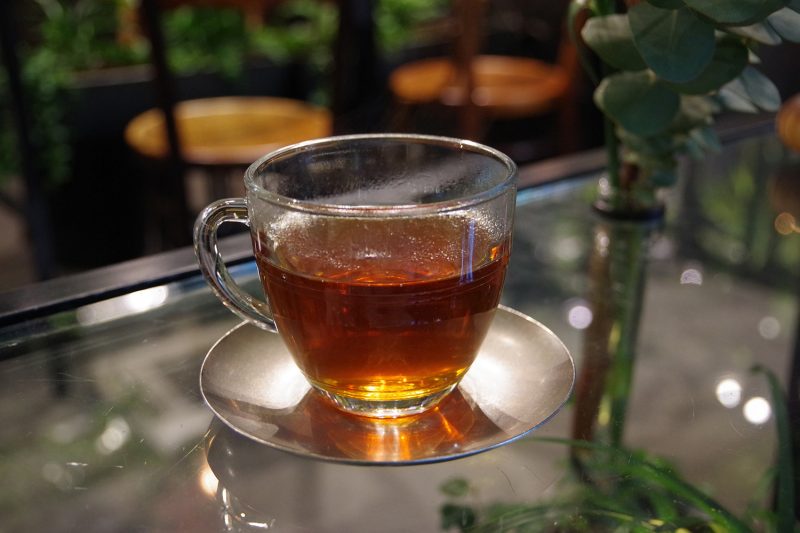 表参道greenhouseの冬の紅茶、ガラスカップに注がれた琥珀色の紅茶