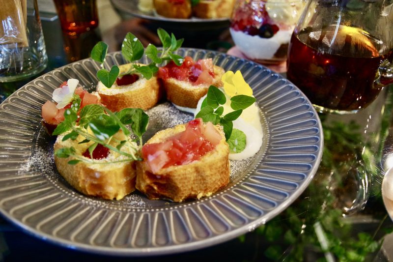 表参道greenhouseの花かんむりのフレンチトースト、旬のフルーツとハーブ、エディブルフラワーを添えた一皿