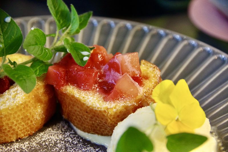 表参道greenhouseの花かんむりフレンチトースト　旬のフルーツとハーブを添えた断面