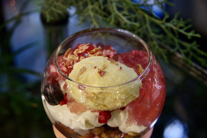 表参道greenhouseのフラワーパフェ　ローズゼリーとバニラアイス、エディブルフラワー