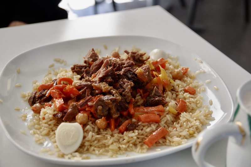ウズベキスタンの炊き込みご飯プロフのプレート料理