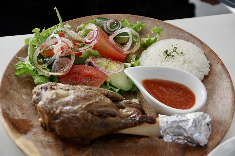 ラムの骨付き肉（ケバブ）とライス、サラダが盛り合わせられたウズベキスタン料理のワンプレート