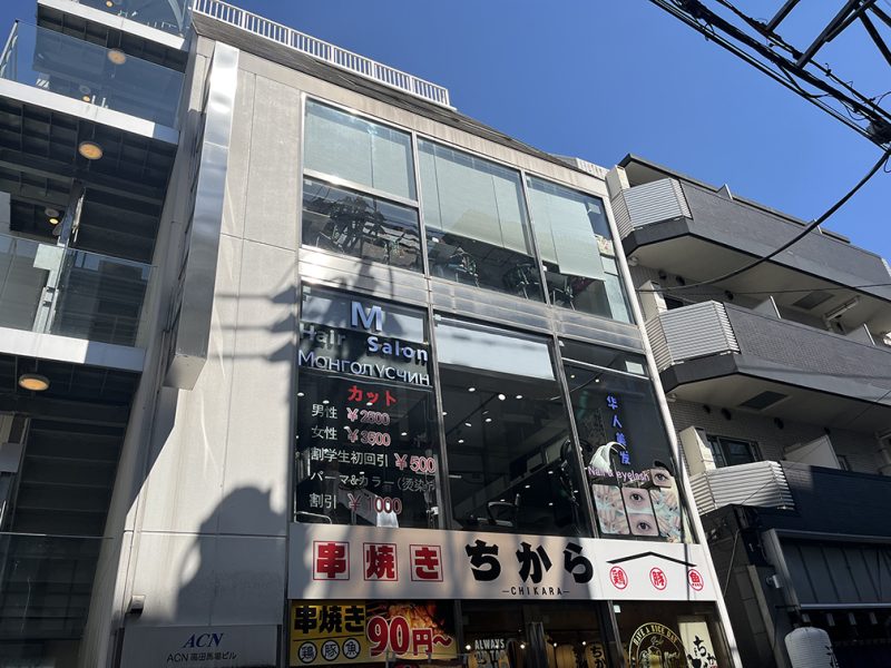 高田馬場の雑居ビル外観とウズベキスタン料理店サマルカンドテラスの入る建物